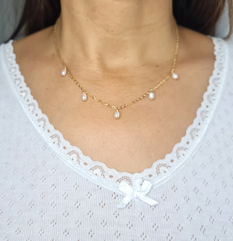 דוגמנית עם שרשרת פנינים של Shmilovich Jewelry